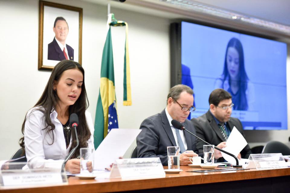 Deputados adiam votação de relatório sobre cláusula de barreira
