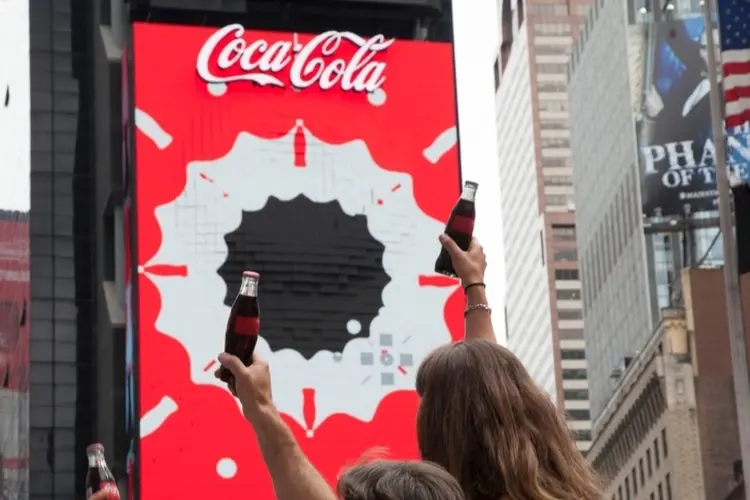 Painel da Coca-Cola: sem mudanças desde 2004, a empresa resolveu renovar em grande estilo sua imponente peça de OOH na última semana (Foto/Reprodução)