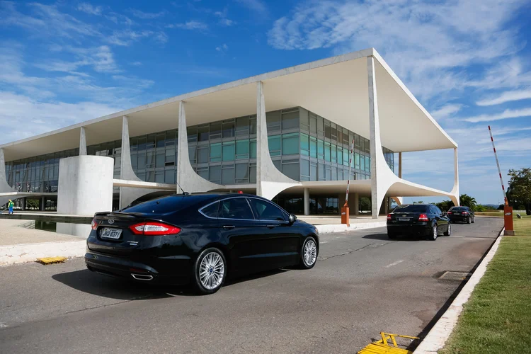 Carros: a medida seria emblemática para indicar o esforço de redução de privilégios no setor público. (Isac Nóbrega/PR/Flickr)