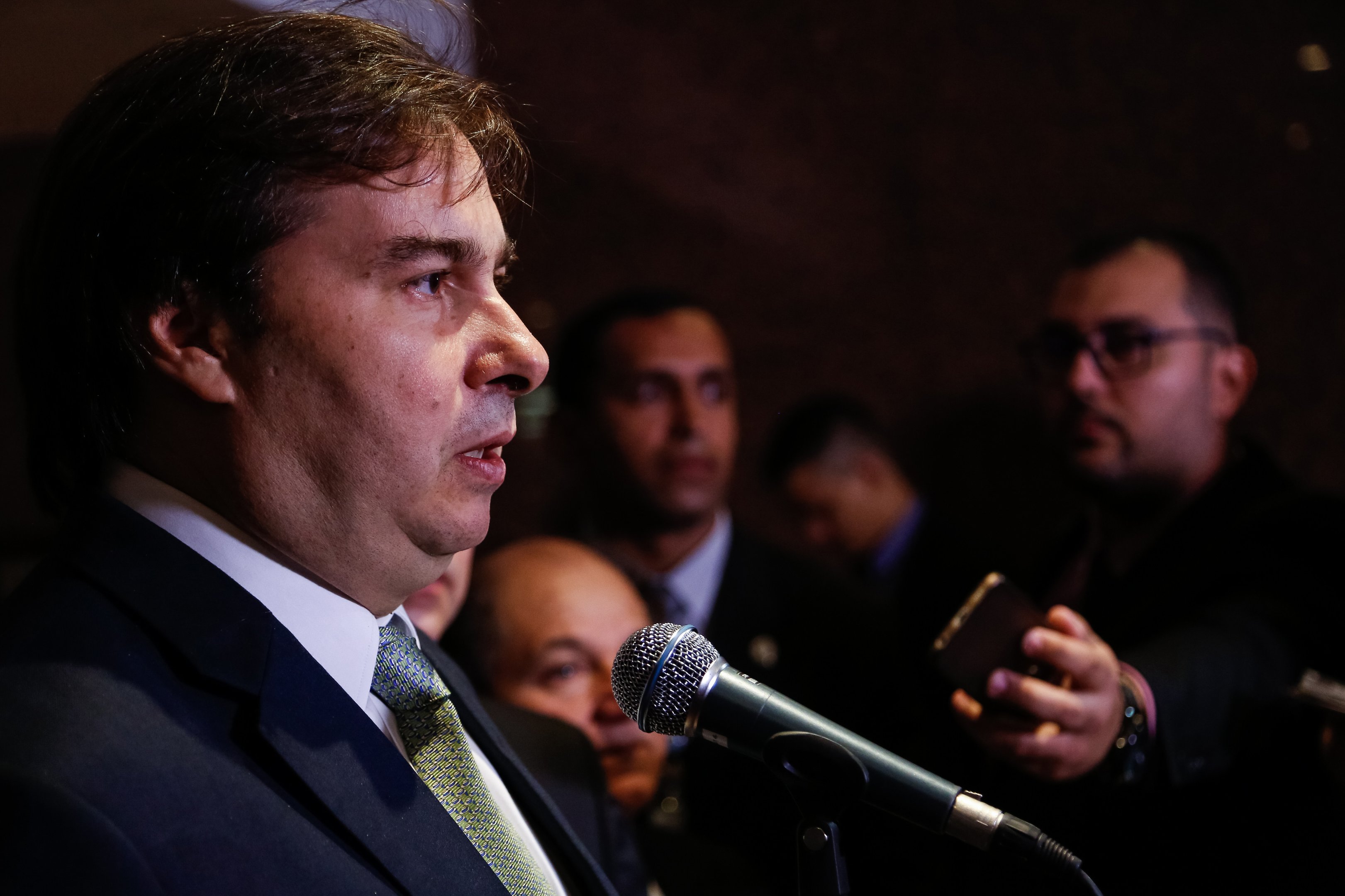 Maia não assina Lei Orçamentária e cria saia justa com governo