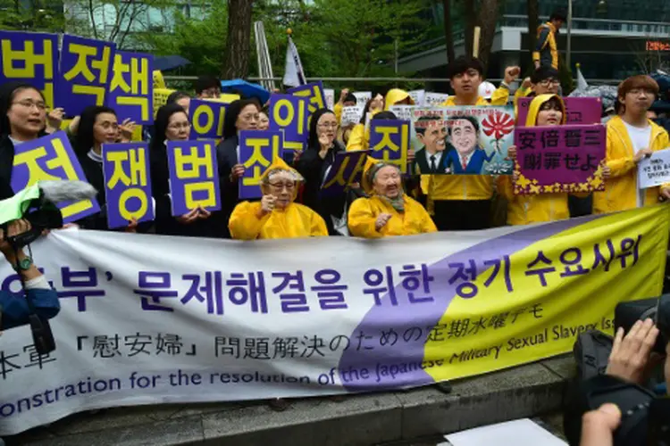 Duas sul-coreanas que foram escravas sexuais das tropas japonesas na Segunda Guerra lideram protesto em frente à embaixada do Japão em Seul (Jung Yeon-Je/AFP)