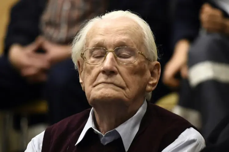 Oskar Gröning: ex-membro das SS que serviu no campo de extermínio de Auschwitz entre 1942 e 1944, foi declarado culpado de cumplicidade nessas mortes em 2015 (Tobias Schwarz/AFP)