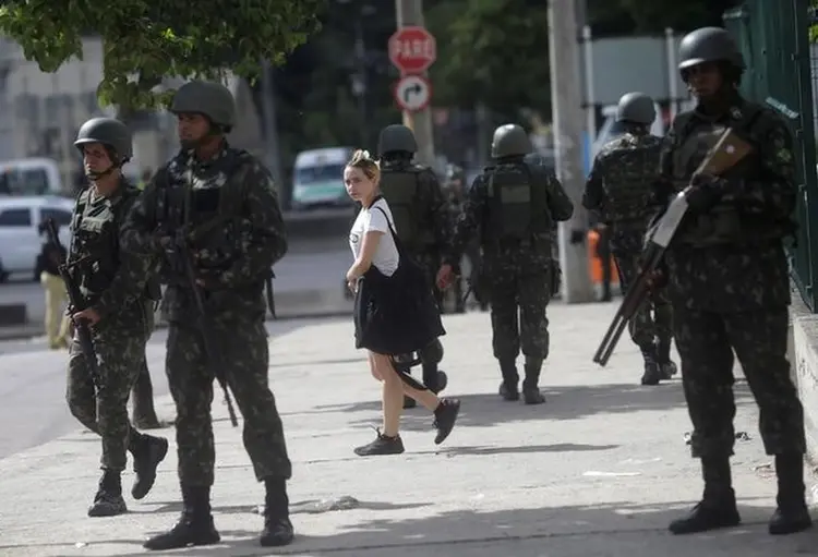 Violência no Rio: jornal Extra criou a editoria "Guerra" para cobrir a violência na capital carioca (Ricardo Moraes/Reuters)