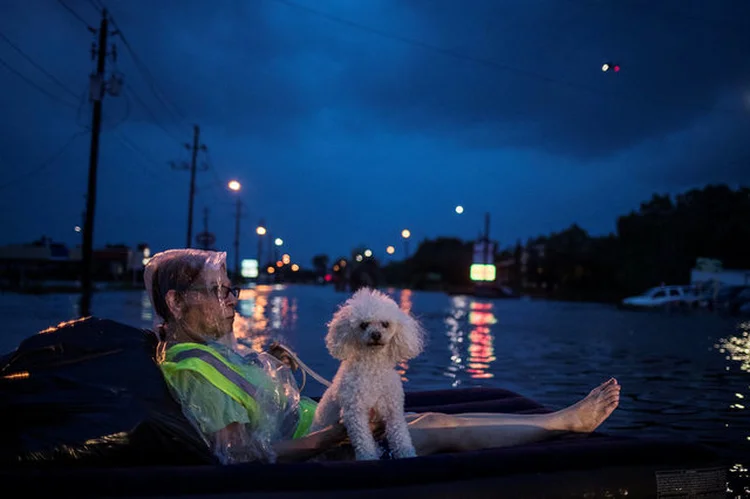 Idosa Aguarda Resgate: o mais potente evento climático a atingir os Estados Unidos desde o furacão Katrina (Adrees Latif/Reuters)