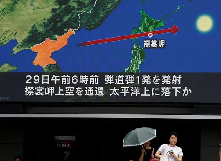 O Medo Voltou: telão em Tóquio mostra percurso do míssil norte-coreano (Kim Kyung-Hoon/Reuters)
