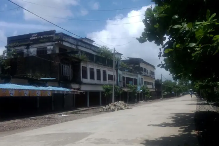 Rua deserta em Maungdaw, estado de Rakhine, após ataques (Wai Moe/AFP)