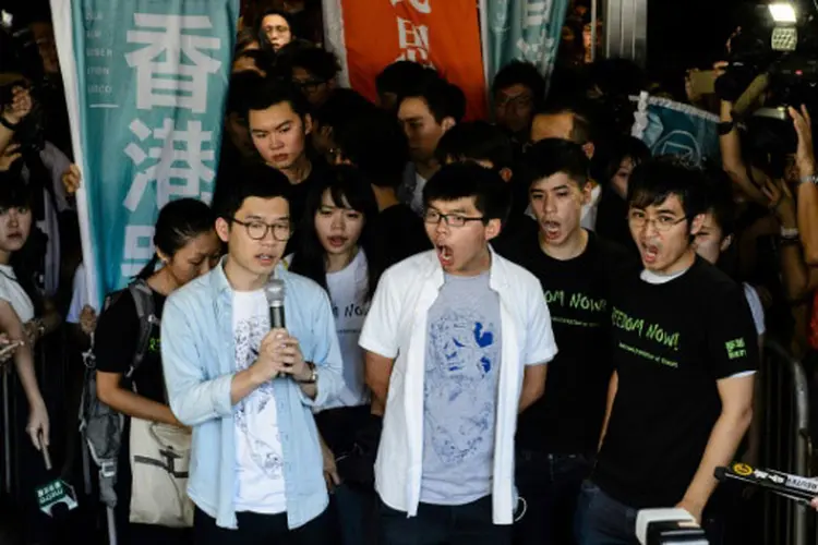 Nathan Law, Joshua Wong e Alex Chow, líderes da Revolução em Hong Kong (Anthony Wallace/AFP)