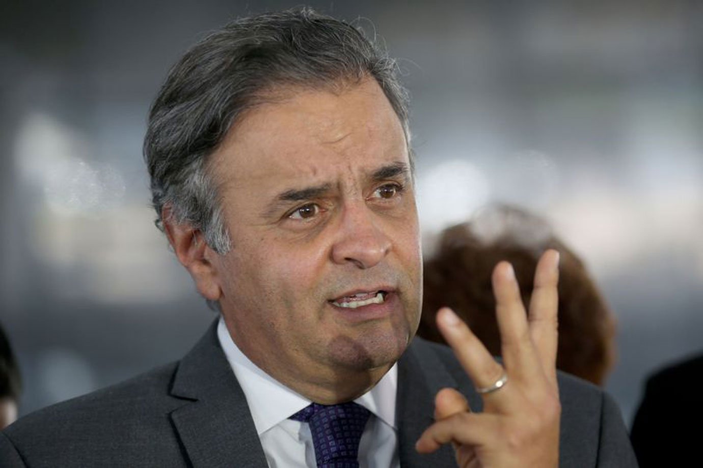 Aécio diz que parlamentarismo não é a solução para crise política