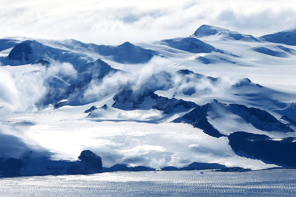 Cientistas descobrem 91 vulcões escondidos na Antártida