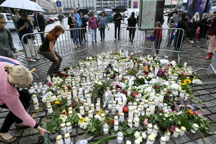 Pessoas trazem velas memoriais pelas vítimas de esfaqueamento na cidade de Turku: principal suspeito, que continua sob custódia, chama-se Abderrahman Mechkah, um marroquino de 18 anos (Lehtikuva/Vesa Moilanen/Reuters)