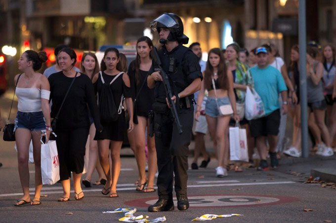 Homem continua foragido após atentados em Barcelona e Cambrils