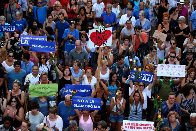 Pessoas seguram cartazes durante ato em Barcelona contra ataques terroristas, em 26/08/2017: cartaz com a frase escrita em catalão "No tinc por" (Não tenho medo) abre a manifestação, que acabará na Praça da Catalunha (Albert Gea/Reuters)