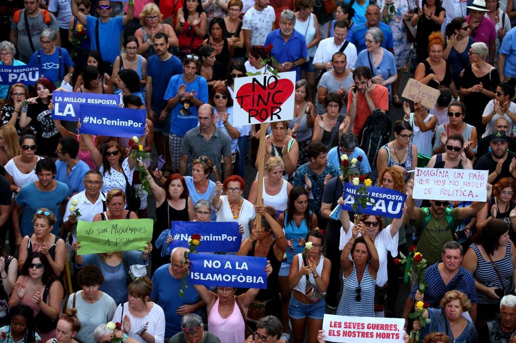 Manifestação contra terrorismo reúne 500 mil pessoas em Barcelona