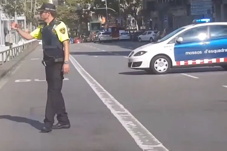 Polícia de Barcelona após atropelamento na capital da Catalunha (./Reuters)