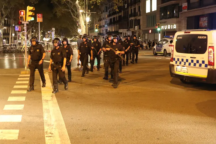 Barcelona: uma van avançou sobre uma multidão matando 13 pessoas (Sergio Perez/Reuters)