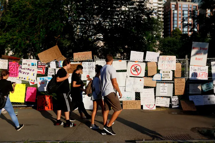 Cerca cheia de sinais em manifestação antiracismo em Boston (Scott Eisen/Getty Images)