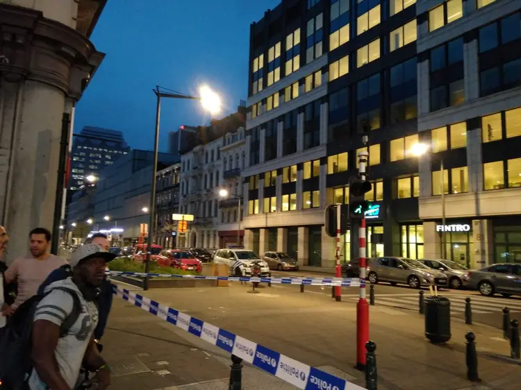 Pessoas andam em rua de Bruxelas em local de ataque com faca: ataques acontecem em um contexto de aumento dos atentados jihadistas na Europa (Thomaz da Silva Rosa/Reuters)