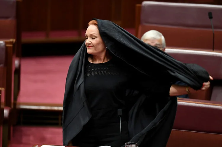 Senadora Autraliana Pauline Hanson: usa burca em protesto contra trajes muçulmanos (AAP/Mick Tsikas/Reuters)