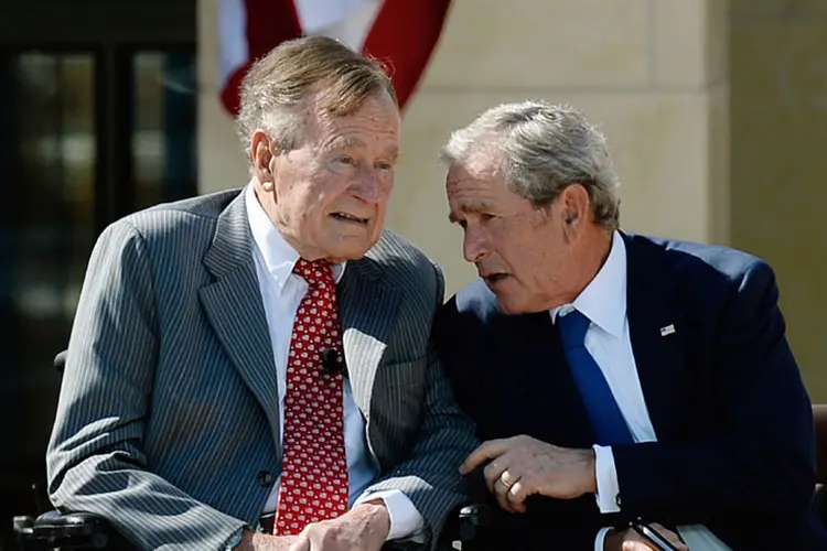 George H.W. Bush e George W. Bush (Kevork Djansezian/Getty Images)