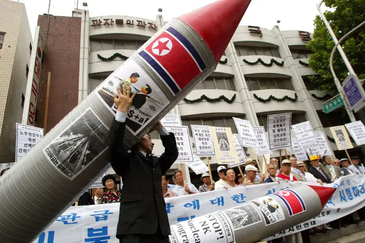 Sob protestos, Coreia do Norte intensificou o seu programa de armas sancionadas pela ONU este ano e lançou o seu primeiro míssil balístico de combustível sólido este mês (Chung Sung-Jun/Getty Images)