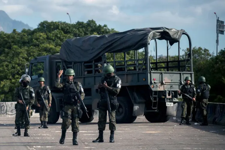 Exército: O pedido foi feito após o Ministério da Defesa ter declarado que não havia impedimento financeiro, nem operacional, para a atuação das Forças Armadas (Mauro Pimentel/Reuters)