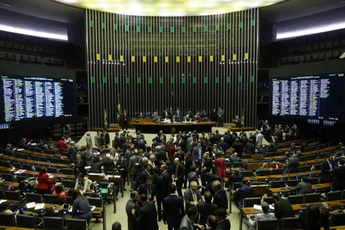 Câmara alcança quórum mínimo para votar denúncia contra Temer