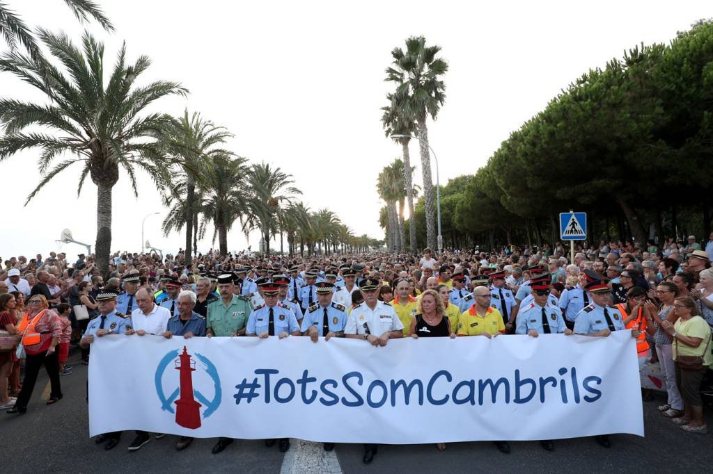 Milhares de pessoas marcham em Cambrils contra o terrorismo