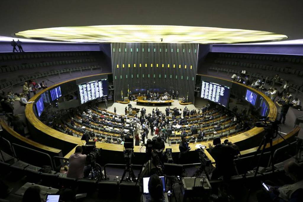 Câmara aprova MP que permite saque do PIS/Pasep aos 60 anos
