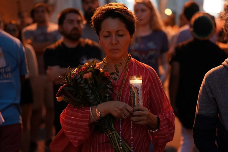 Mulher reza após violência em Charlottesville (Win McNamee/Getty Images)