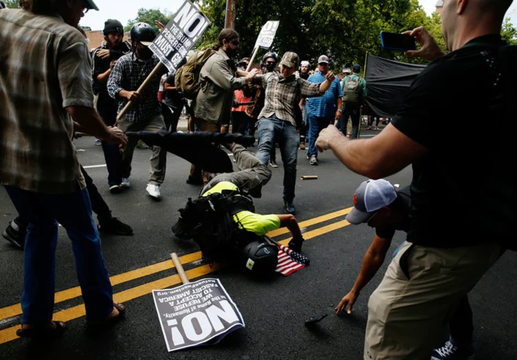 CONFRONTE EM CHARLOTTESVILLE: uma tribo de jovens em busca de uma identidade coletiva e desejosos de inimigos para validá-la / Joshua Roberts/ Reuters