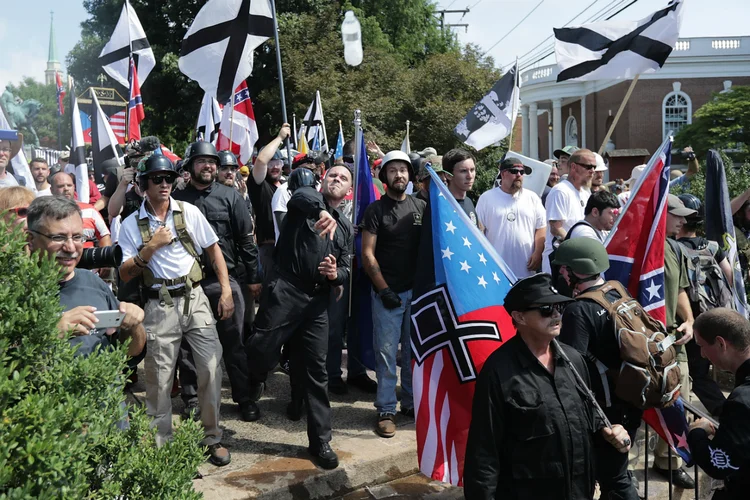 Supremacistas brancos em marcha na cidade de Charlottesville, EUA: 917 grupos de ódio estão em atividade no país atualmente (Chip Somodevilla/Getty Images)