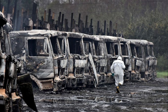 Homens armados incendeiam 29 caminhões florestais no Chile