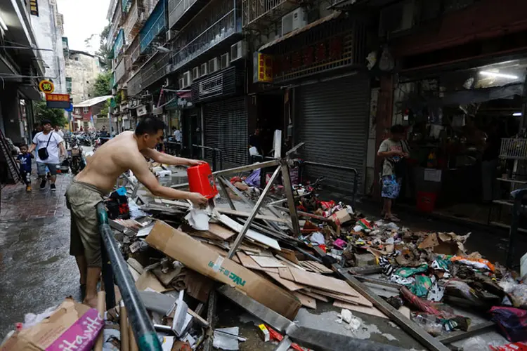 Tufão: o tufão alcançou terra firme na cidade de Zhuhai (Cantão), onde houve ventos de até 162 km/h (Tyrone Siu/Reuters)