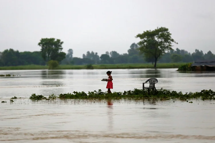 Menina em região alagada do Nepal: total de óbitos deve aumentar diante do grande número de pessoas ainda desaparecidas. (Navesh Chitrakar/Reuters)