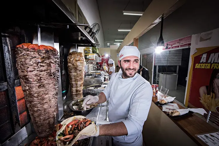 Eyad Abuharb: refugiado sírio comanda o quiosque New Shawarma, no bairro do Brás (Germano Lüders/Site Exame)