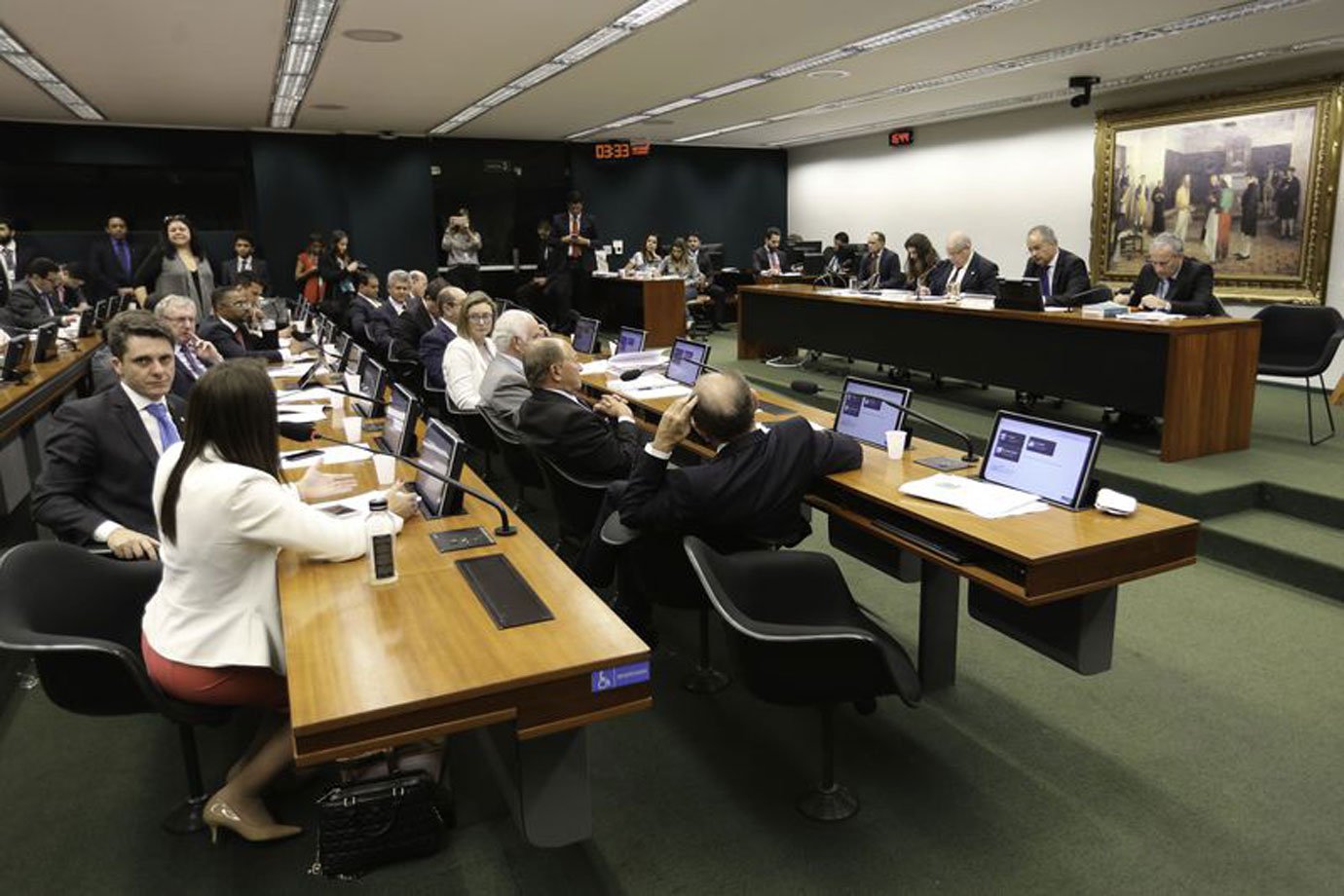 Reunião sobre reforma política é encerrada por falta de quórum