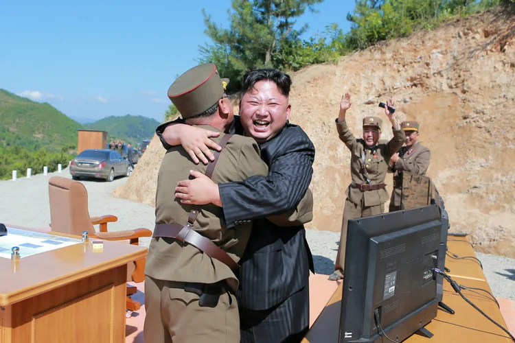 Kim Jong-un, líder da Coreia do Norte, celebra o sucesso de um teste balístico: novo míssil foi lançado nesta semana (KCNA/Reuters)