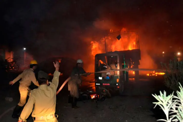 Bombeiros paquistaneses tentam extinguir as chamas provocadas pelo atentado na província de Baluchistão (Banaras Khan/AFP)