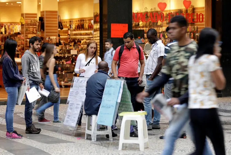 São Paulo: pessoas observam listas de vagas de emprego (Paulo Whitaker/Reuters)