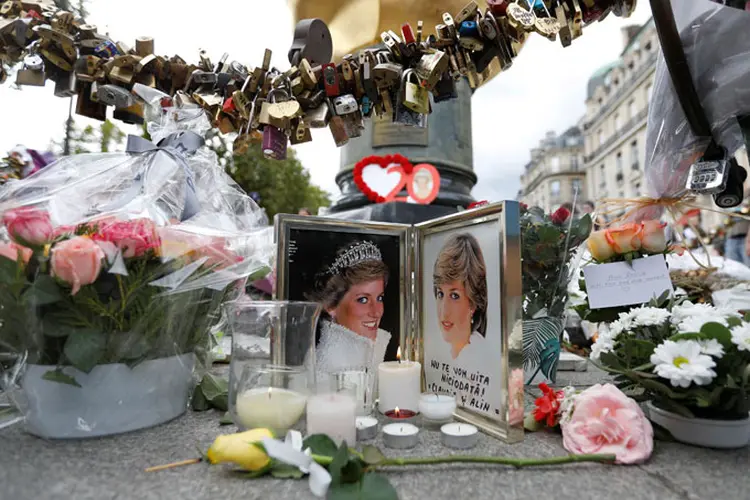 Diana: Algumas pessoas recordaram o aniversário de sua morte na madrugada desta quinta perto do túnel em Paris, onde ela faleceu (Charles Platiau/Reuters)