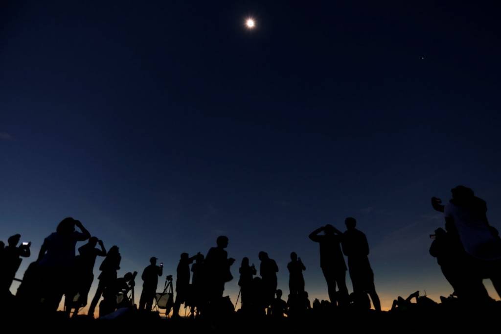 Eclipse transforma dia em noite e deixa americanos deslumbrados