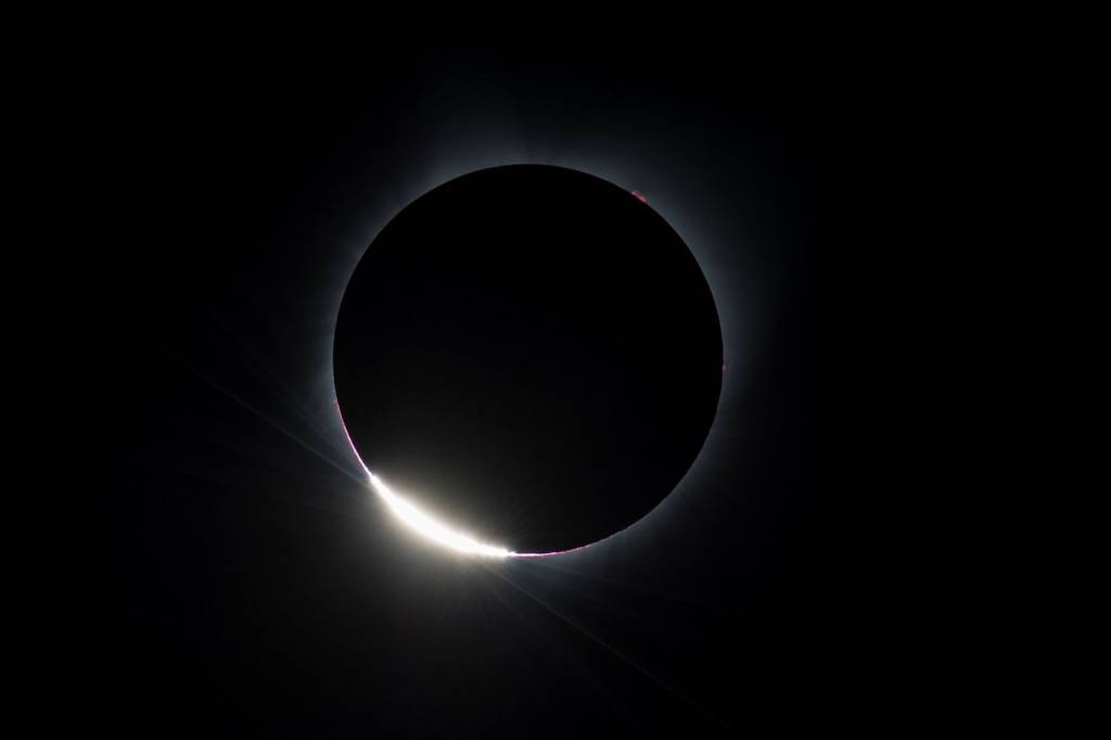 Lua brinca com Sol no Twitter durante eclipse solar