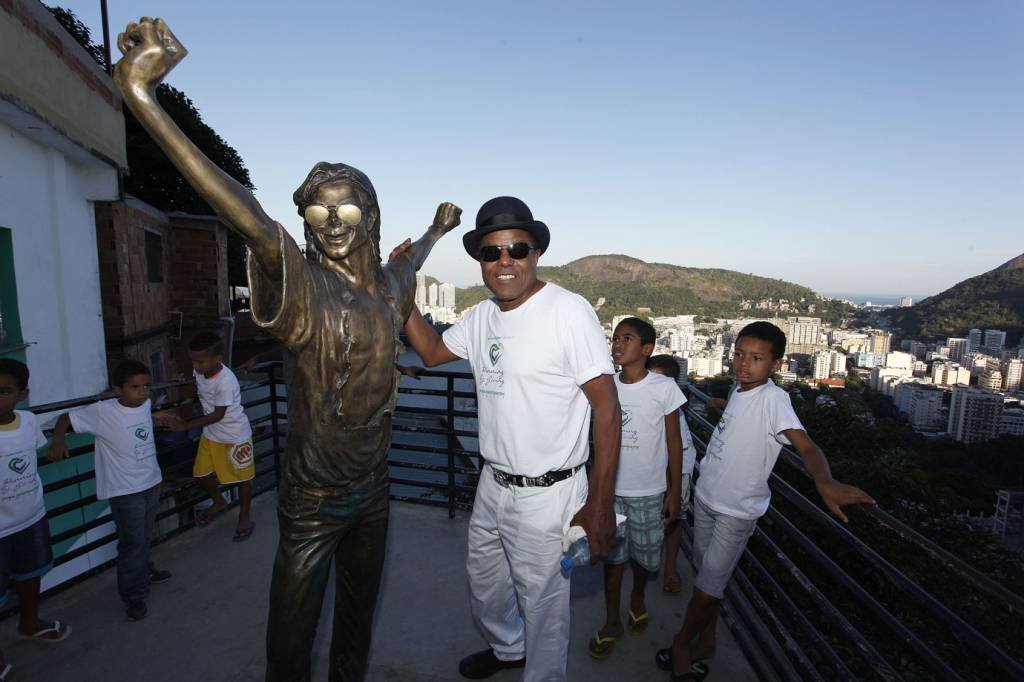 Traficantes põem fuzil em estátua de Michael Jackson no Rio