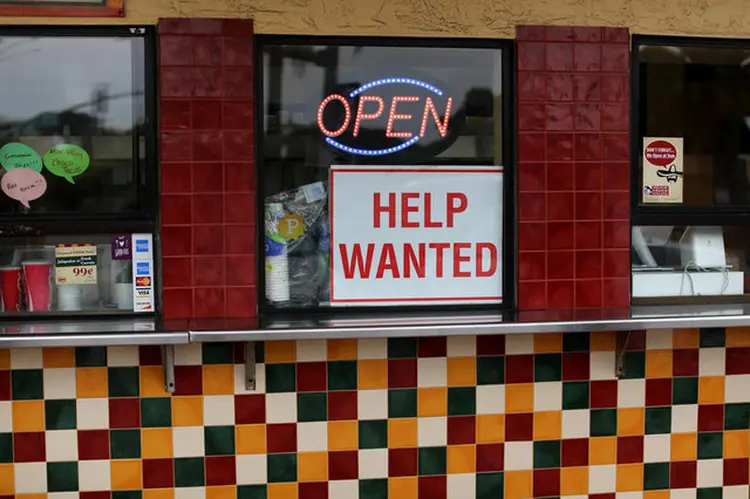 Desemprego: novos pedidos de auxílio-desemprego nos Estados Unidos caíram para seu nível mais baixo em mais de 48 anos na semana passada (Mike Blake/Reuters)