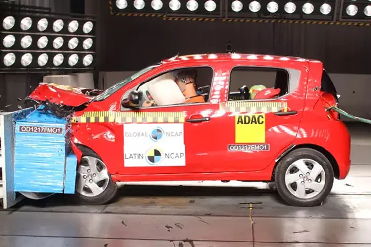 Mobi: carro é inseguro no impacto lateral (Latin NCAP/Divulgação)