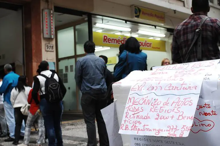 Fila de desempregados: taxa de desemprego diminui, mas ainda é alts (Reinaldo Canato/VEJA)