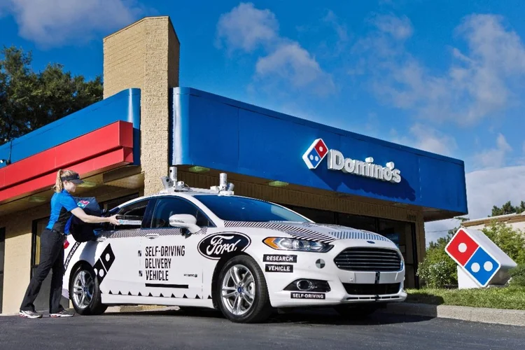 o objetivo da parceria é avaliar a reação do cliente ao sair de sua casa e caminhar até o carro para buscar sua pizza (Ford/Divulgação)