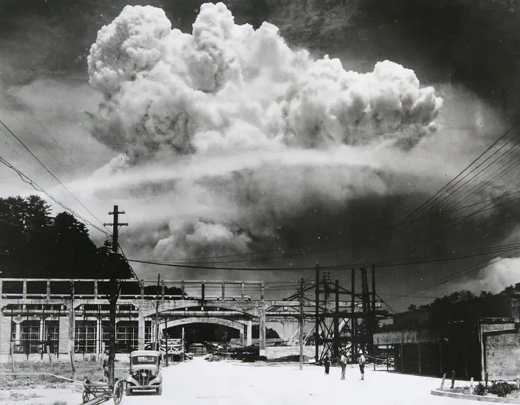 Segunda Guerra: foto mostra o momento em que cidade é atingida por bomba nuclear (Hiromichi Matsuda/Getty Images)