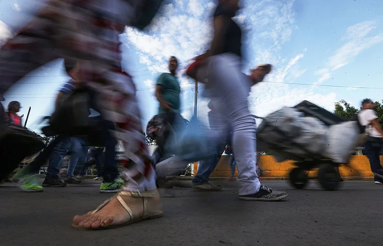 Ponte Simón Bolívar: ligação entre Venezuela e Colômbia, na cidade de San Cristóbal, ficou marcada pelo tráfego de venezuelanos em busca de comida no país vizinho (Mario Tama/Getty Images)