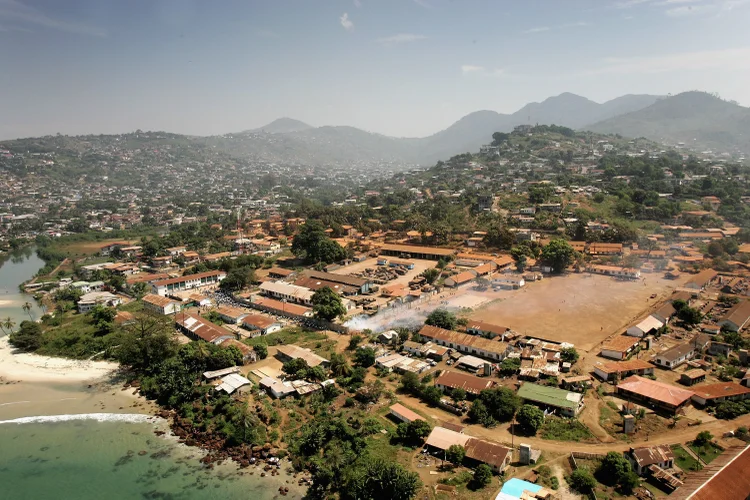 Freetown: natureza pacífica das eleições e atual presidente voluntariamente saindo do poder são sinais do progresso político (Chris Jackson//Getty Images)